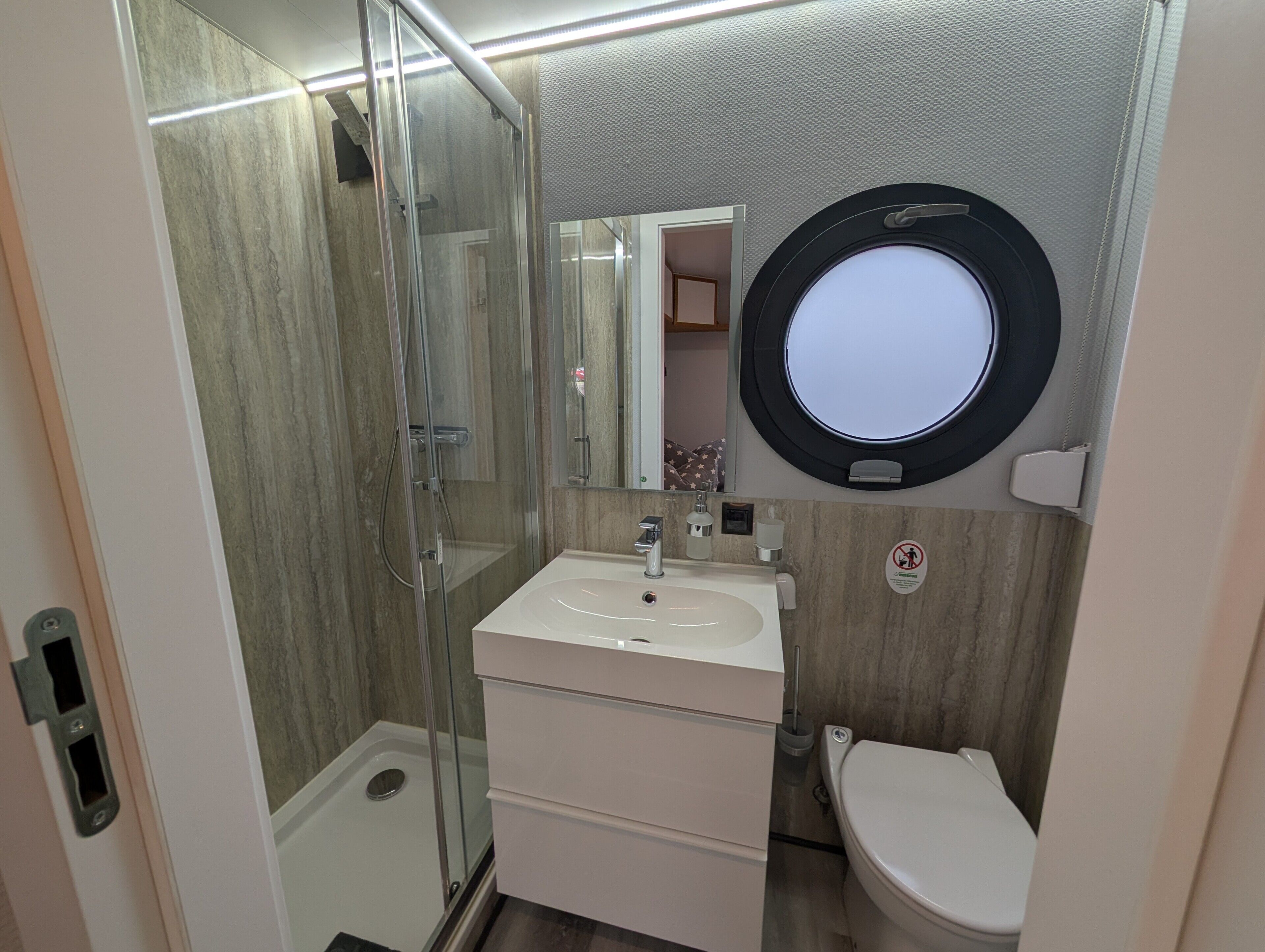 Dusche, Haartrockner, Handtücher