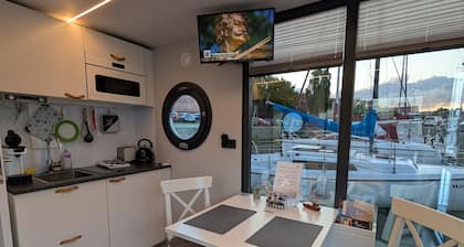 Hausboot Tommi mit eigener Terrasse und Wlan