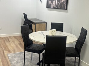 Dining - Modern Calgary Stay | Free Parking, Fast Wi-Fi (Calgary)