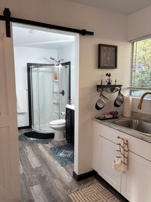 Shower, hair dryer, towels, soap - Adorable 1-bedroom cottage with AC in charming Foresthill.Located in Todd Valley (Foresthill)