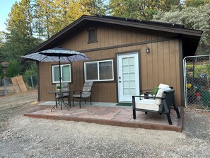Outdoor dining - Adorable 1-bedroom cottage with AC in charming Foresthill.Located in Todd Valley (Foresthill)