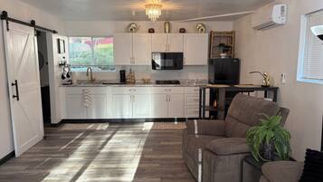 Mikrowelle, Herdplatte, Küchenrolle