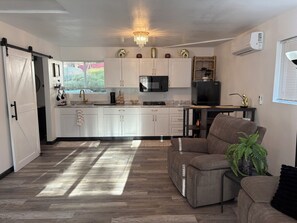 Microwave, stovetop, paper towels - Adorable 1-bedroom cottage with AC in charming Foresthill.Located in Todd Valley (Foresthill)