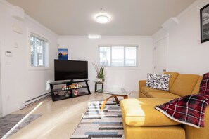 Smart TV - Private 2BR 2Bath Suite - Sunset Vancouver (Vancouver)