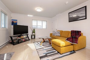 Smart TV - Private 2BR 2Bath Suite - Sunset Vancouver (Vancouver)