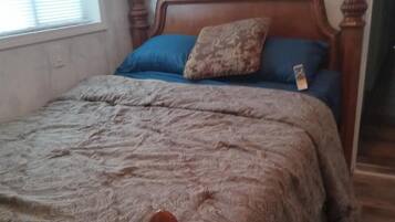 Iron/ironing board, WiFi, bed sheets