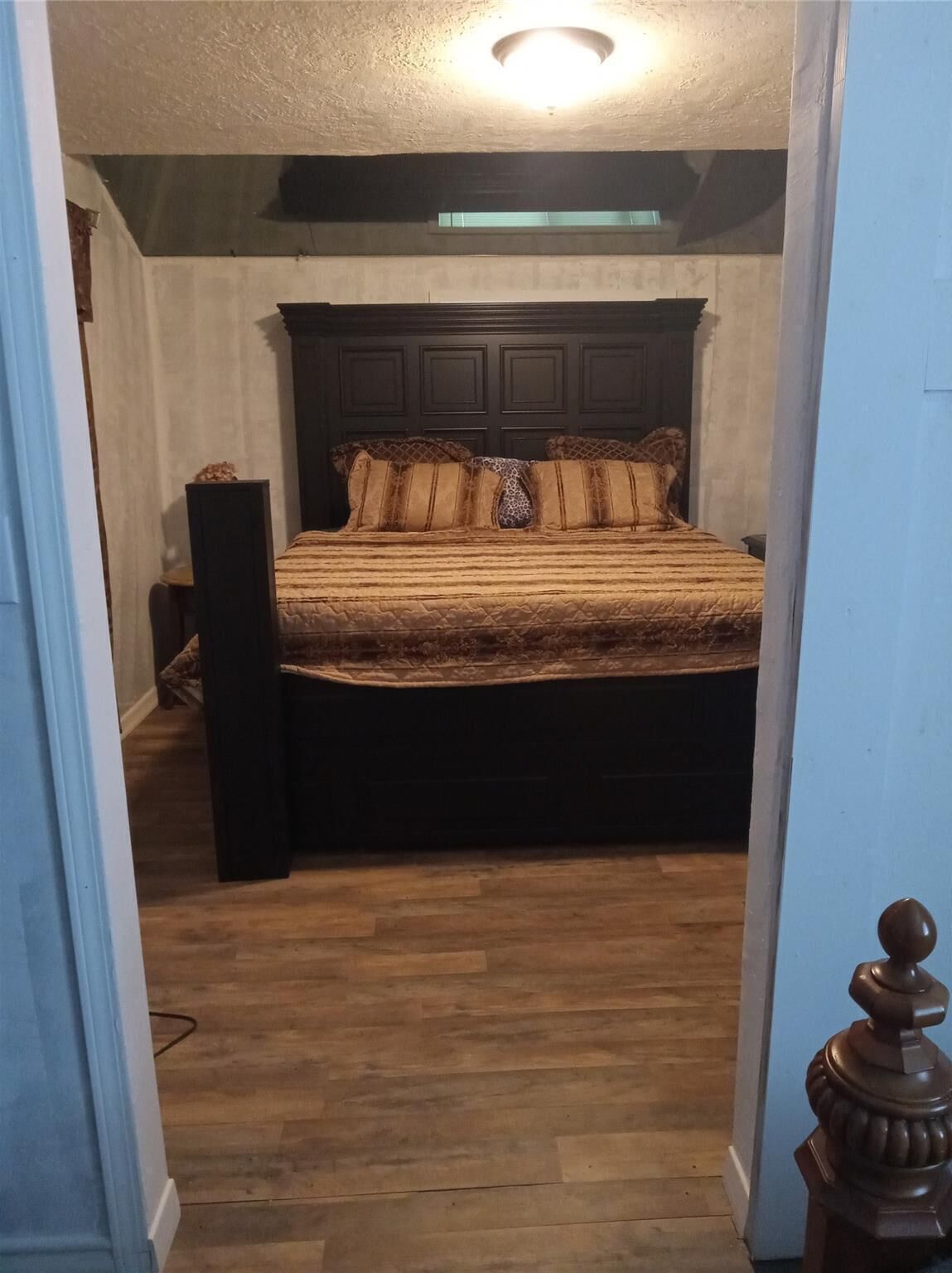 Silitysrauta/-lauta, Wi-Fi, vuodevaatteet