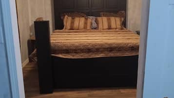 Silitysrauta/-lauta, Wi-Fi, vuodevaatteet