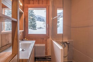 Shower, hair dryer, towels - Chalet du Grand Air - Welkeys (Megève)
