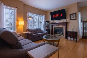 Smart TV - Villa near Montreal | Pool | 4 bdr | 9 guests (Saint-Basile-le-Grand)