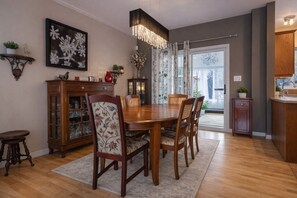 Dining - Villa near Montreal | Pool | 4 bdr | 9 guests (Saint-Basile-le-Grand)