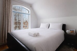 4 slaapkamers, een strijkplank/strijkijzer, gratis wifi, beddengoed