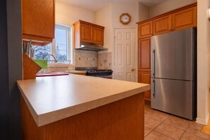 Kjøleskap, mikrobølgeovn, ovn og kokeplater