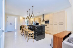 Coffee/tea maker, fridge, microwave, oven - Beautiful Magic Village Townhome Minutes from Disney (Kissimmee)