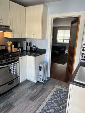 Private kitchen - Cozy 1-bedroom cottage in wonderful Mineral Point with AC (Mineral Point)