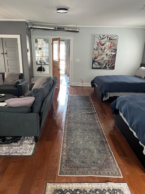 Tabla de planchar con plancha, wifi, ropa de cama