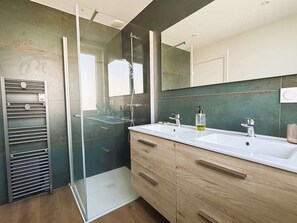 Bathroom - Kalonn Ar Mor, beautiful 3-star 4-room apartment at the foot of the bay! (LA FORET FOUESNANT)