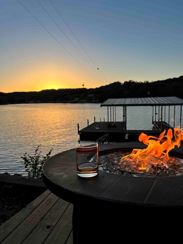 Sunset lake retreat: kayaks & NEW: boat rental!