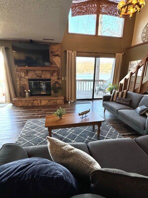 Smart TV, fireplace, books, offices - Sunset lake retreat: kayaks & NEW: boat rental! (Lake Ozark)