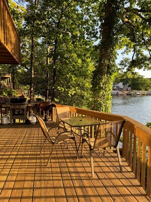Outdoor dining - Sunset lake retreat: kayaks & NEW: boat rental! (Lake Ozark)