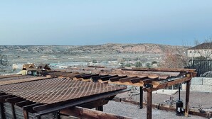 Terraza en la azotea con vista a un paisaje montañoso.