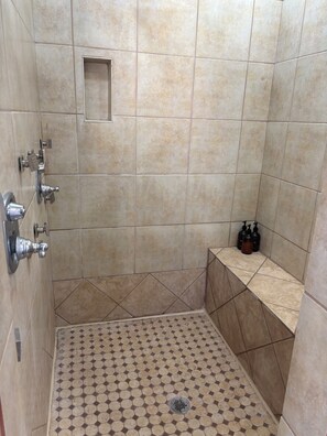 Regadera, secadora de cabello, bidet, toallas 