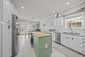 Fridge, microwave, oven, stovetop - H2000 -Dog friendly, enclosed yard, private grill, cargo lift (Supply)