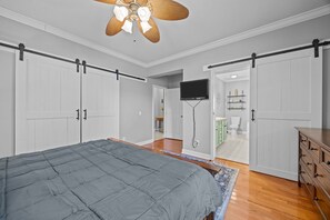 4 bedrooms, iron/ironing board, free WiFi, bed sheets - H2000 -Dog friendly, enclosed yard, private grill, cargo lift (Supply)