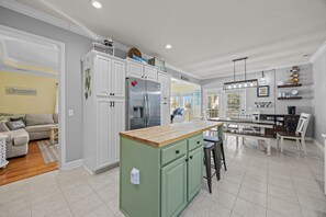Interior - H2000 -Dog friendly, enclosed yard, private grill, cargo lift (Supply)