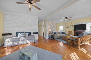 Smart TV, fireplace - H2000 -Dog friendly, enclosed yard, private grill, cargo lift (Supply)