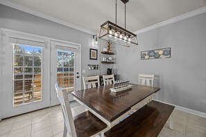 Dining - H2000 -Dog friendly, enclosed yard, private grill, cargo lift (Supply)