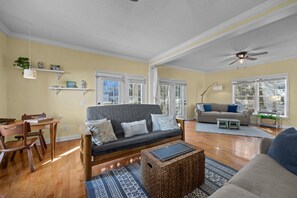 Smart TV, fireplace - H2000 -Dog friendly, enclosed yard, private grill, cargo lift (Supply)