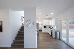 Private kitchen - 3 Bedroom Cozy Retreat in prime Henderson area (Henderson)