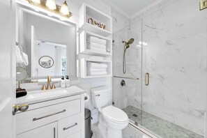 Shower, hair dryer, shampoo - Golden Hour Seacrest by Stay on 30a (Seacrest Beach)