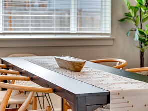 Dining - Soak, Swing & Stay a While (Camas)