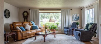 The Rose House: Spacious Retreat w/ Fire Pit Deck/ near expo & Airport/Sleeps 8