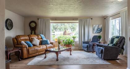 The Rose House: Spacious Retreat w/ Fire Pit Deck/ near expo & Airport/Sleeps 8