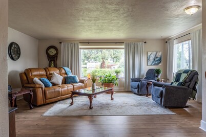 The Rose House: Spacious Retreat w/ Fire Pit Deck/ near expo & Airport/Sleeps 8