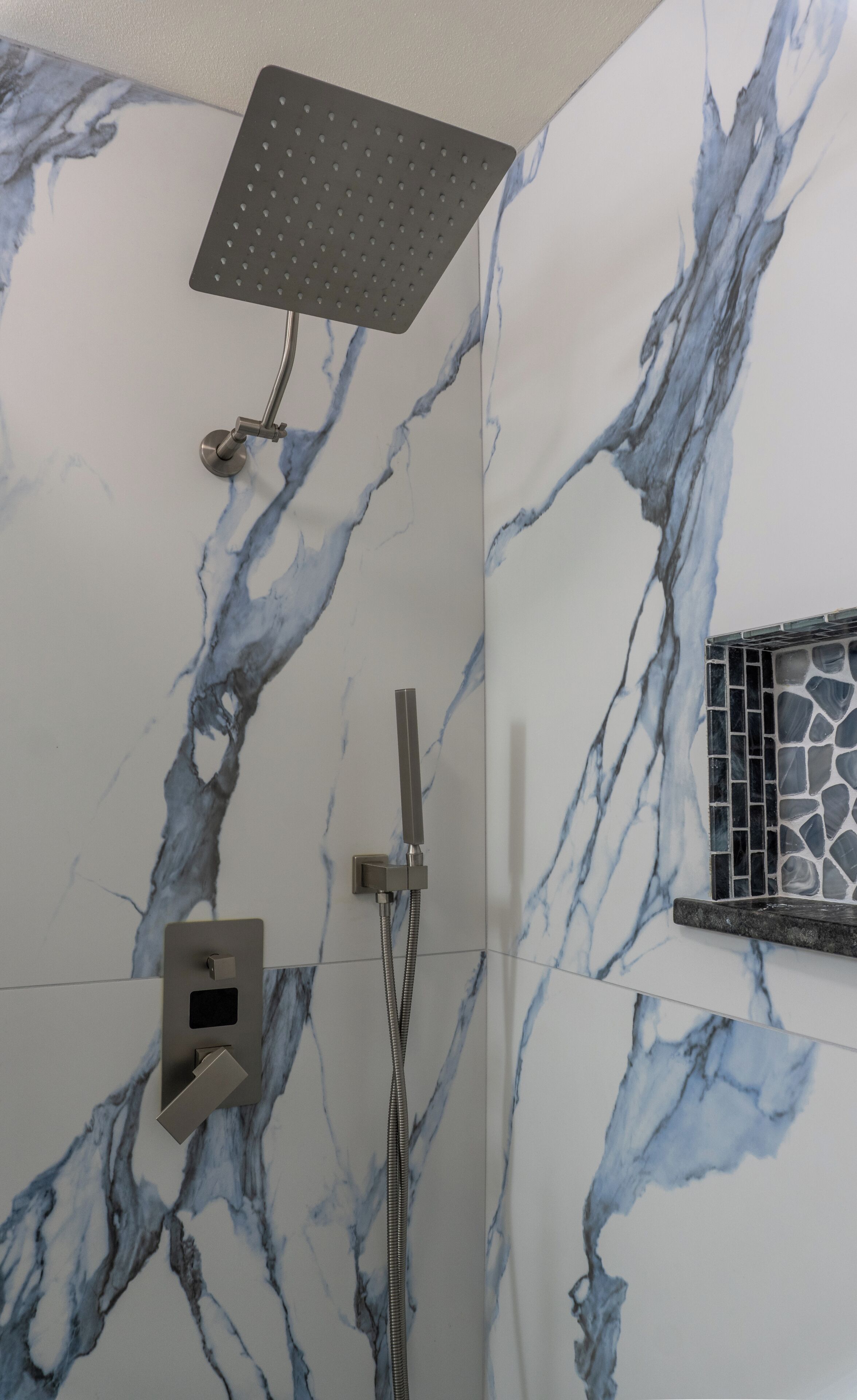 Bruser, hårtørrer, bidet, håndklæder