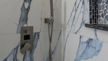 Bruser, hårtørrer, bidet, håndklæder