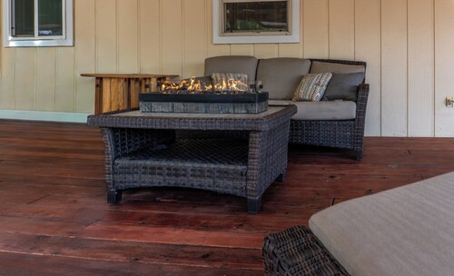 The Rose House: Spacious Retreat w/ Fire Pit Deck/ near expo & Airport/Sleeps 8