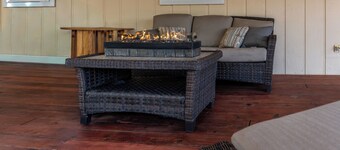 The Rose House: Spacious Retreat w/ Fire Pit Deck/ near expo & Airport/Sleeps 8