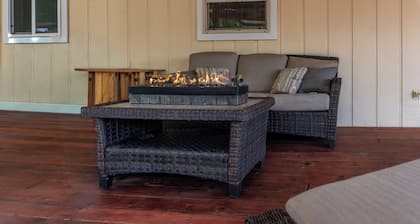 The Rose House: Spacious Retreat w/ Fire Pit Deck/ near expo & Airport/Sleeps 8