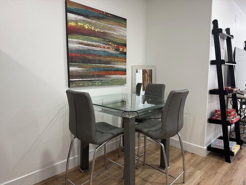 Paris TX 2BR Apartment - Renovated - Fast WiFi + Parking - Near Downtown & Tower