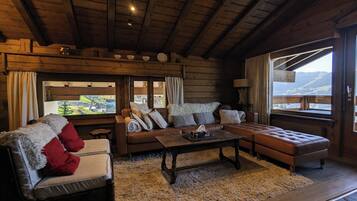 Fernseher, Kamin, DVD-Player