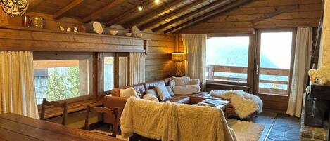 Fernseher, Kamin, DVD-Player