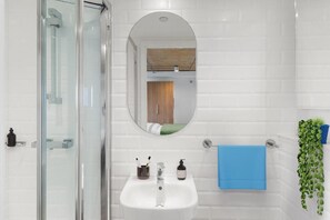 Shower, towels, toilet paper - Canvas Wembley Arthur House (Wembley)