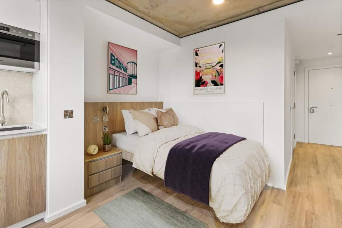 Superior Stüdyo | Masa, dizüstü bilgisayar çalışma alanı, ücretsiz kablosuz İnternet