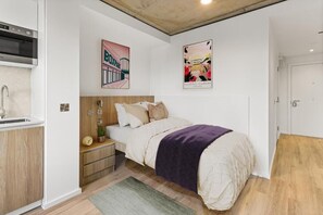 Escritorio, espacio para trabajar con laptop y wifi gratis 