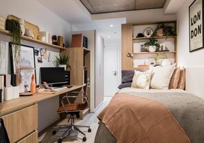 Desk, laptop workspace, free WiFi - Canvas Wembley Arthur House (Wembley)